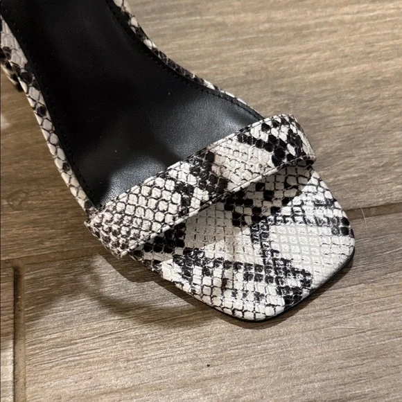 Michael Kors Snake-Print Ankle Strap Block Heel Sandals Sz 5 RIGHT SHOE ONLY - Picture 3 of 7